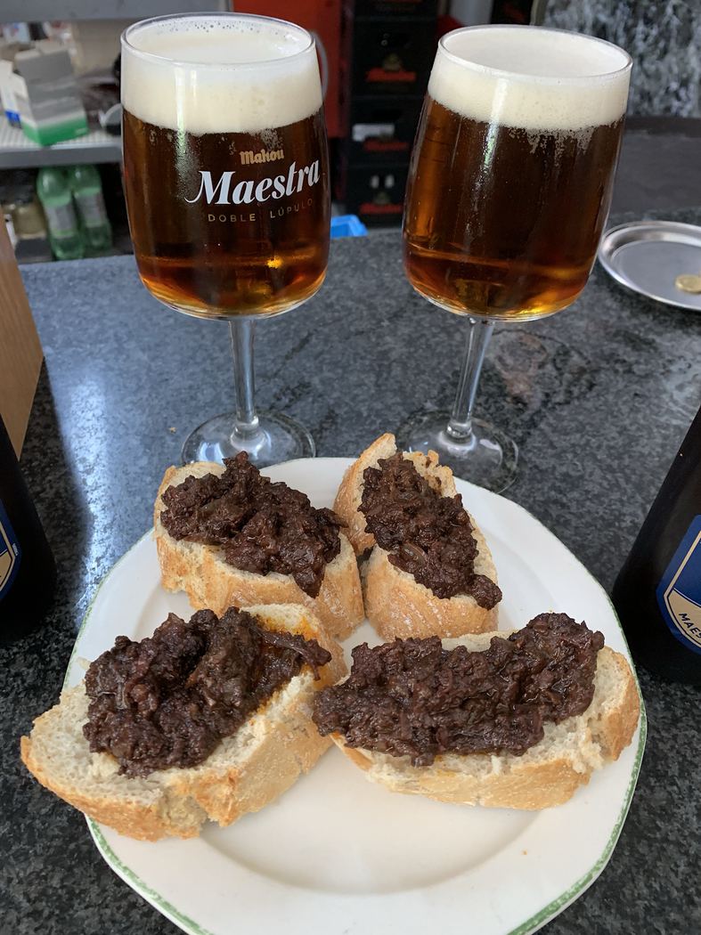 Tostas de morcilla de Burgos sobre pan artesano, listas para tapear.